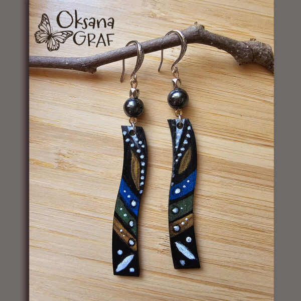 Handmade Ohrringe. Holz, Bemalung, Edelsteine, Metall.