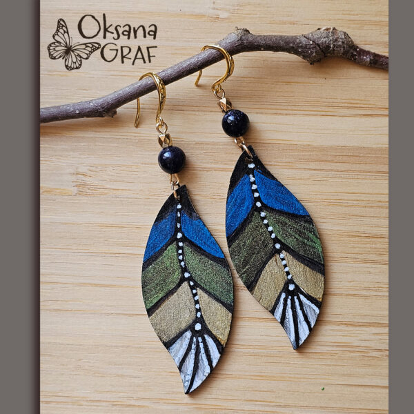 Handmade Ohrringe. Holz, Bemalung, Edelsteine, Metall.