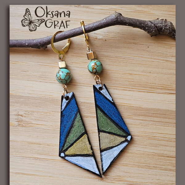 Handmade Ohrringe. Holz, Bemalung, Edelsteine, Metall.