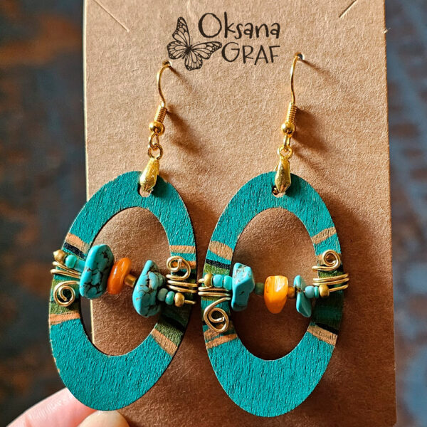 Handmade Ohrringe. Holz, Bemalung, Edelsteine, Metall. türkis, orange, wire wrap