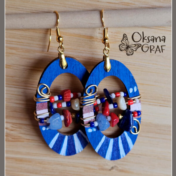 Handmade Ohrringe. Holz, Bemalung, Edelsteine, Metall. Blau, rot, wire wrap